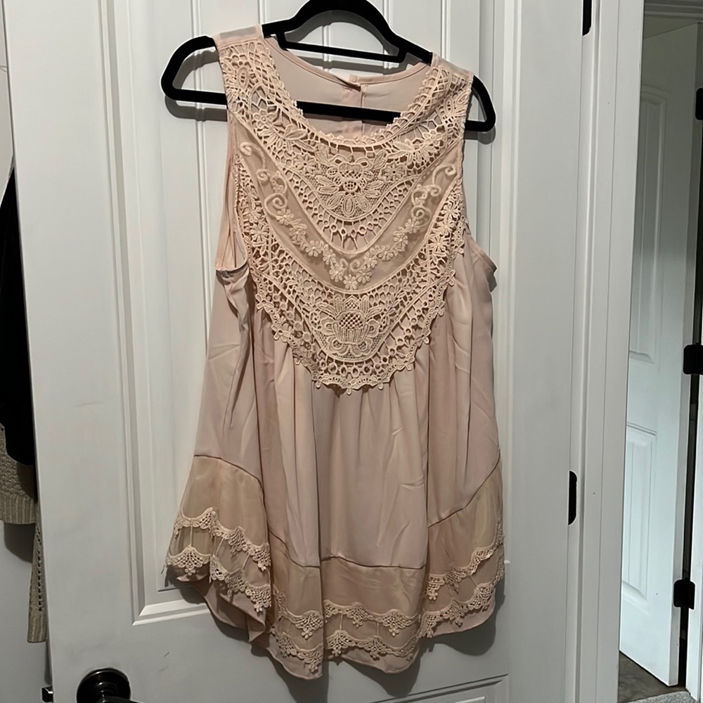 Womens sleeveless blouse. Size XL.